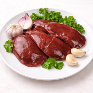 Putenleber auf weißem Teller mit Petersilie und Knoblauch Familie Rotheneder