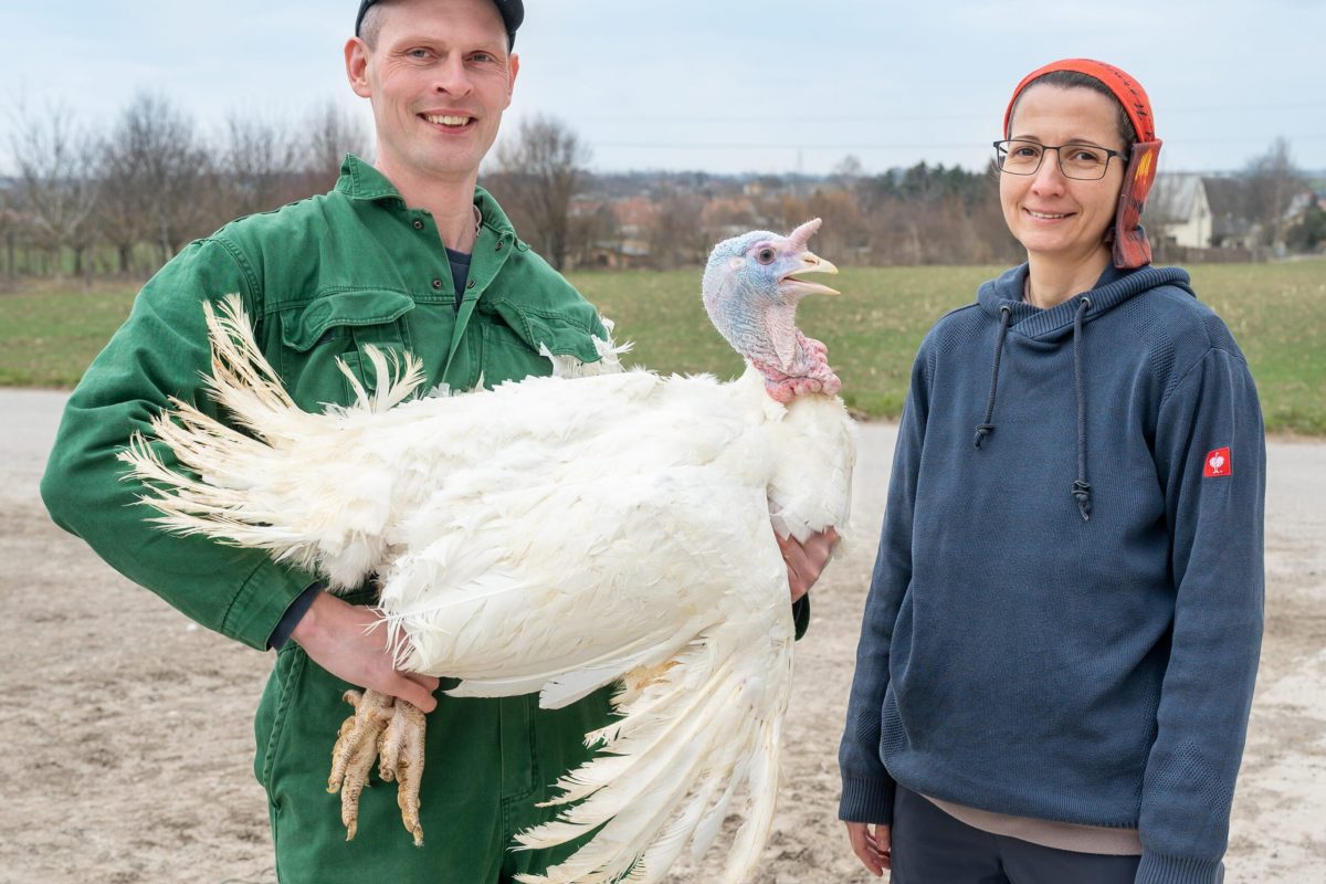 Foto von Herrn und Frau Rotheneder - Herr Rotheneder hält eine Pute